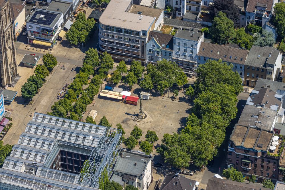 Oberhausen from above - Ensemble space an place Altmarkt mit of Siegessaeule in the inner city center in Oberhausen at Ruhrgebiet in the state North Rhine-Westphalia, Germany