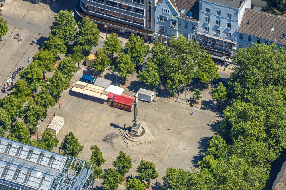Oberhausen from the bird's eye view: Ensemble space an place Altmarkt mit of Siegessaeule in the inner city center in Oberhausen at Ruhrgebiet in the state North Rhine-Westphalia, Germany