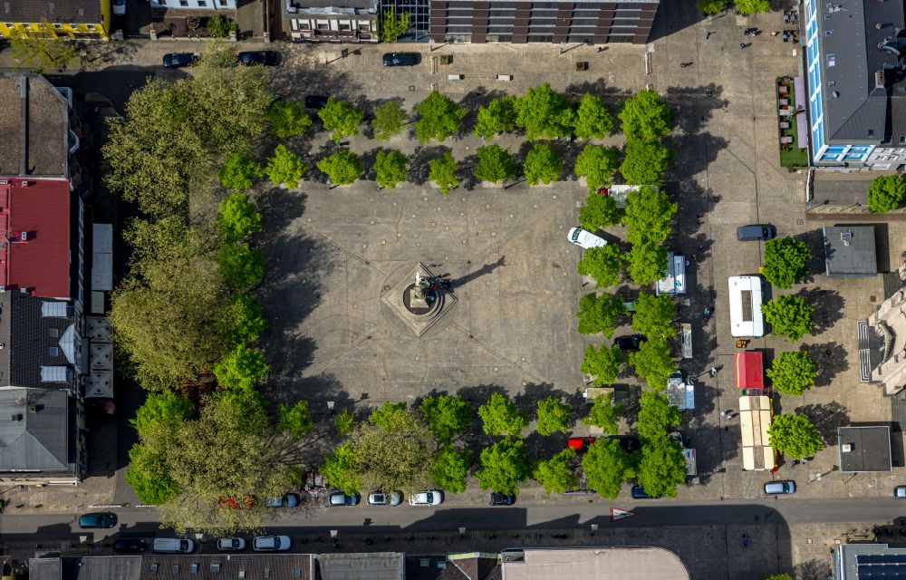 Aerial photograph Oberhausen - Ensemble space an place Altmarkt mit of Siegessaeule in the inner city center in Oberhausen at Ruhrgebiet in the state North Rhine-Westphalia, Germany
