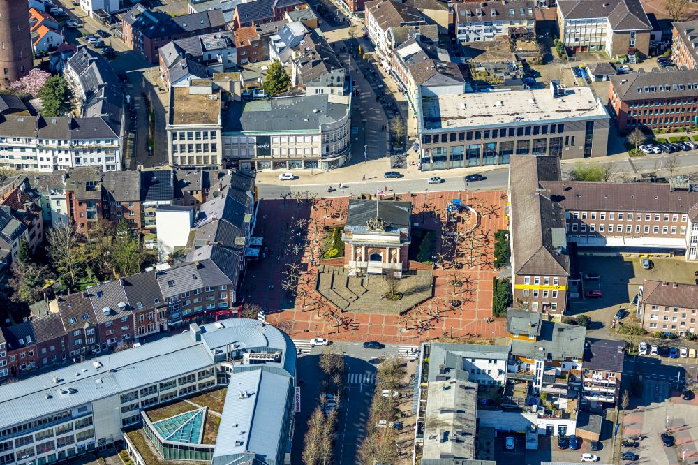 Aerial photograph Wesel - Ensemble space an place Berliner-Tor-Platz in the inner city center in Wesel in the state North Rhine-Westphalia, Germany