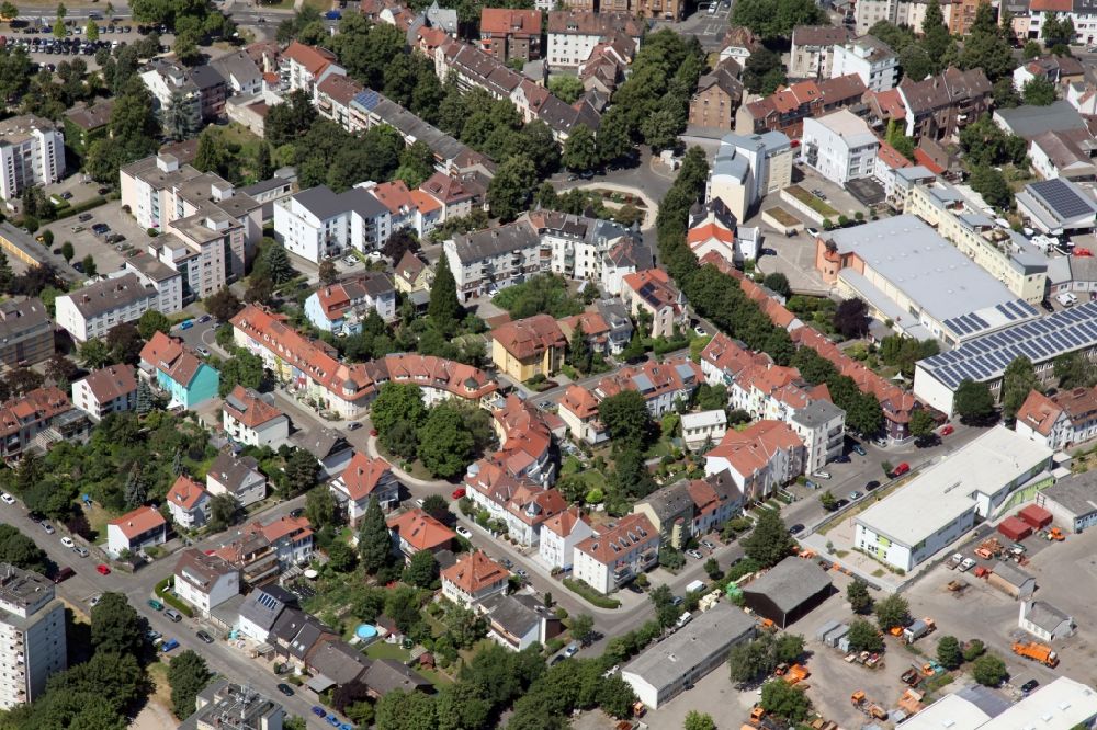 Aerial photograph Worms - Ensemble space on Dankwartplatz in the inner city center in Worms in the state Rhineland-Palatinate, Germany. The uniformly designed townhouses with full-pitched roof belong to the heritage zone Dankwart place
