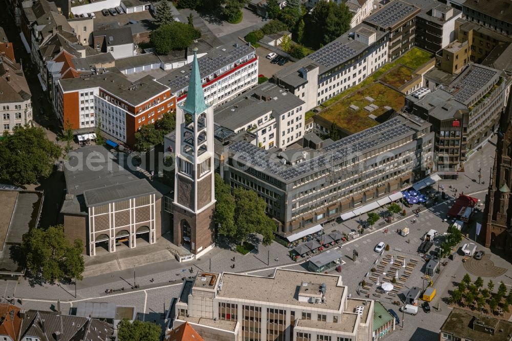 Aerial photograph Gelsenkirchen - Ensemble space an place Heinrich-Koenig-Platz in the inner city center in the district Gelsenkirchen-Mitte in Gelsenkirchen at Ruhrgebiet in the state North Rhine-Westphalia, Germany