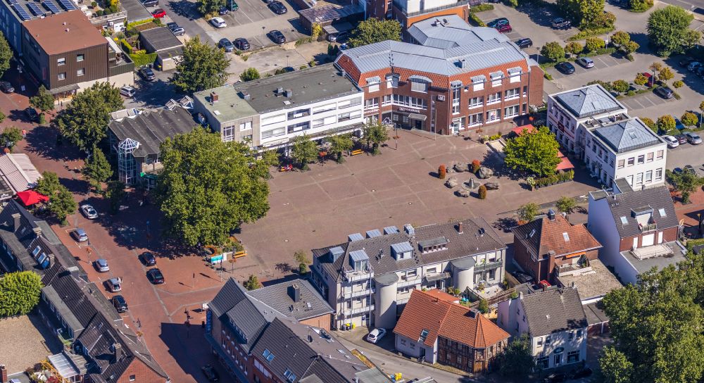 Kirchhellen from the bird's eye view: Ensemble space an place Johann-Breuker-Platz in the inner city center on place Johann-Breuker-Platz in Kirchhellen at Ruhrgebiet in the state North Rhine-Westphalia, Germany