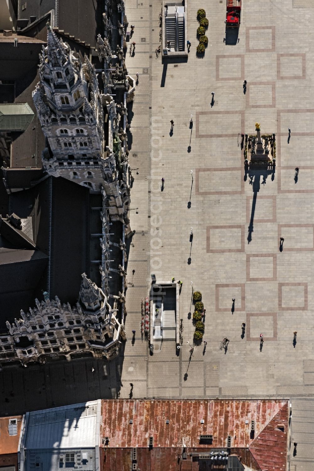 München from the bird's eye view: Ensemble space Marienplatz on Town Hall during the Corona Lockdown in the inner city center in Munich in the state Bavaria, Germany