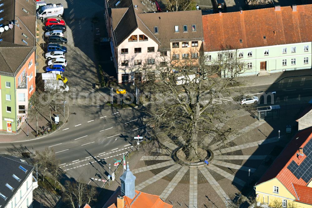 Biesenthal from the bird's eye view: Ensemble space an place Am Markt - August-Bebel-Strasse - Kirchgasse in the inner city center in Biesenthal in the state Brandenburg, Germany