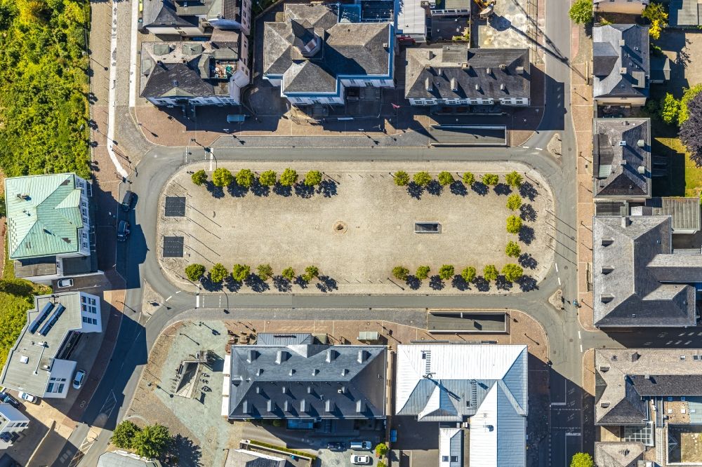Aerial image Arnsberg - Ensemble space an place Neumarkt in the inner city center with the Auferstehungskirche in Arnsberg in the state North Rhine-Westphalia, Germany