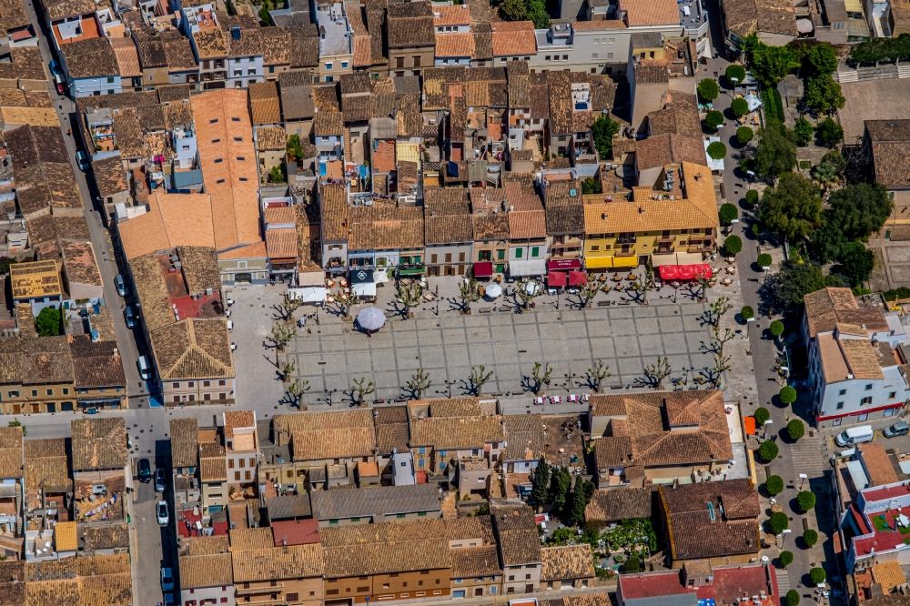 Aerial photograph Arta - Ensemble space of Placa del Conqueridor in the inner city center in Arta in Balearische Insel Mallorca, Spain