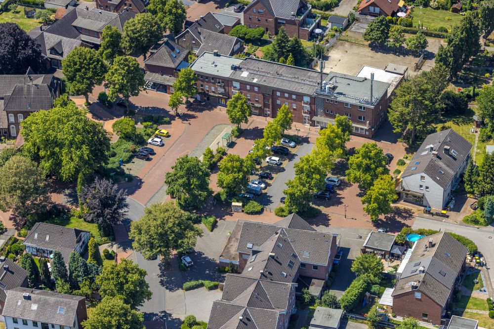 Aerial photograph Hünxe - Ensemble space an place Rochecorboner Platz in the inner city center in the district Krudenburg in Huenxe at Ruhrgebiet in the state North Rhine-Westphalia, Germany