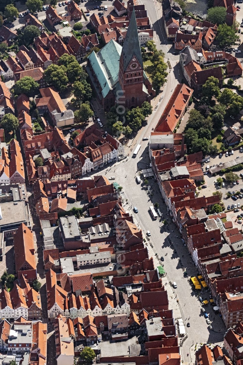 Aerial image Lüneburg - Ensemble space Am Sande in the inner city center in Lueneburg in the state Lower Saxony, Germany