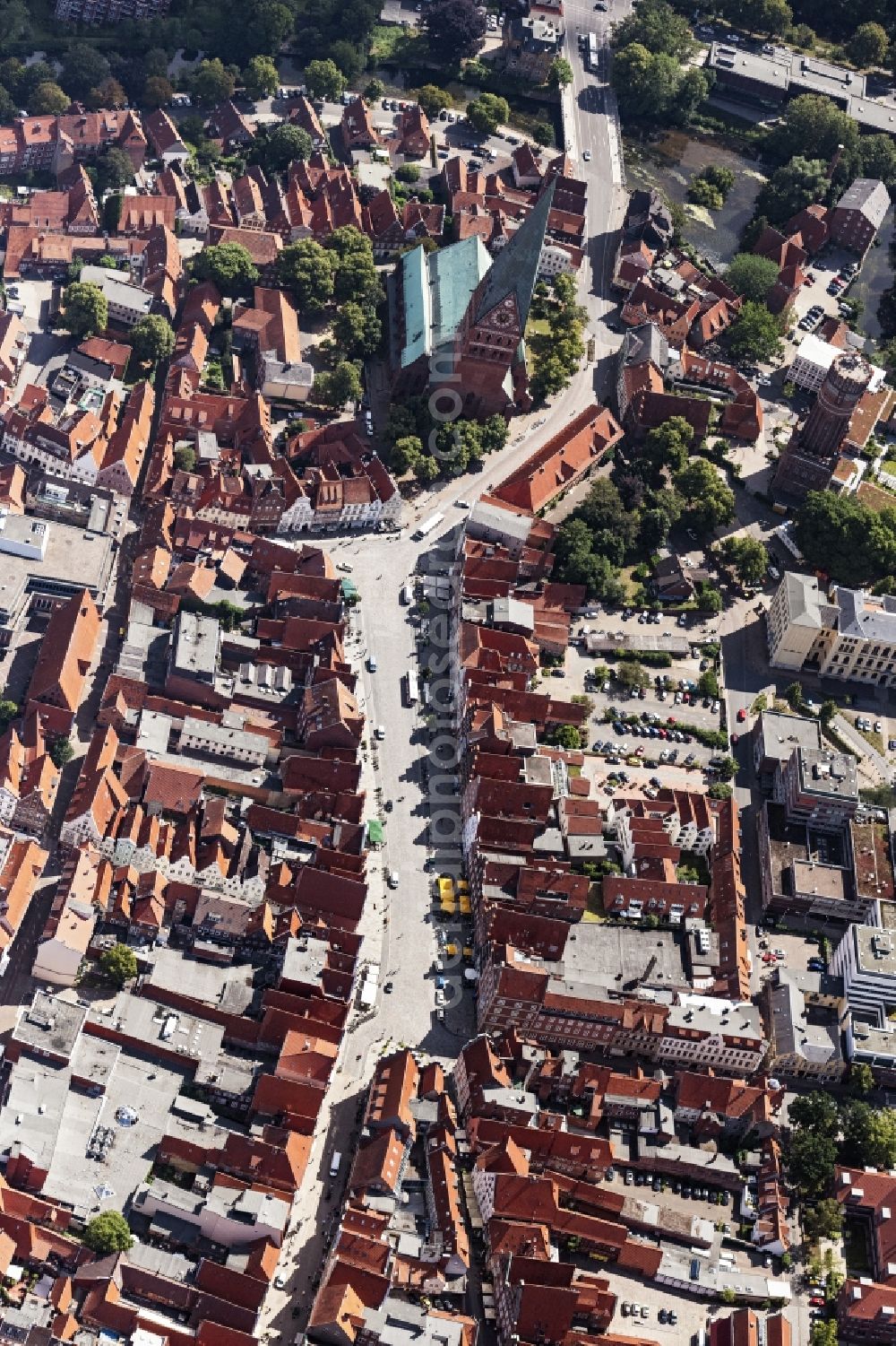 Aerial photograph Lüneburg - Ensemble space Am Sande in the inner city center in Lueneburg in the state Lower Saxony, Germany