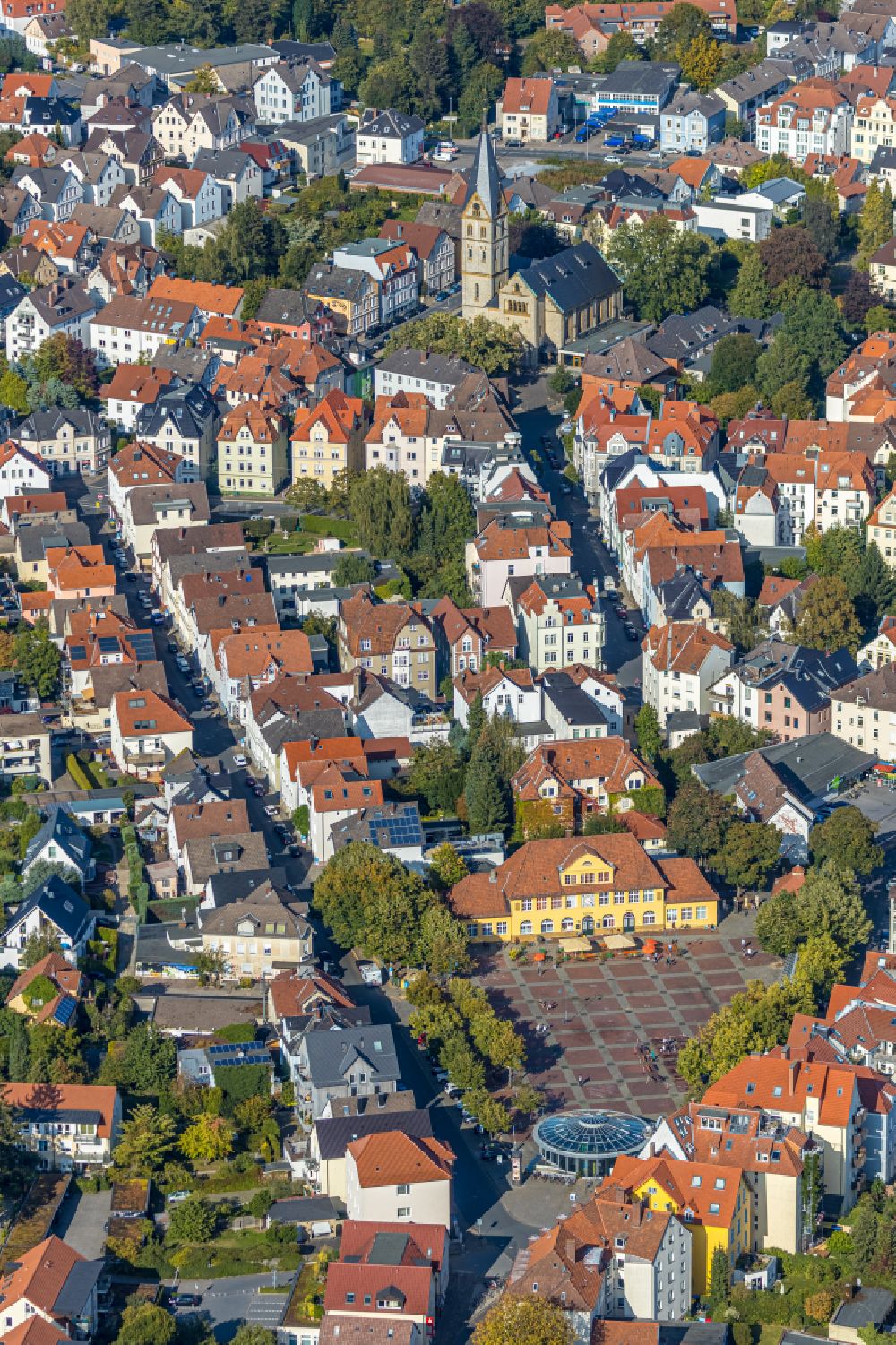 Bielefeld from above - Ensemble space an place Siegfriedplatz in the inner city center on street Rolandstrasse in the district Mitte in Bielefeld in the state North Rhine-Westphalia, Germany