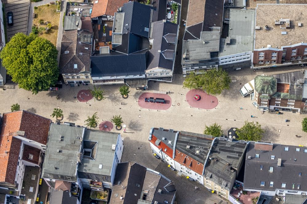 Menden (Sauerland) from the bird's eye view: Ensemble space an place on the cross roads of Hauptstrasse - Hochstrasse - Faerbergasse - Brandstrasse in the inner city center in Menden (Sauerland) in the state North Rhine-Westphalia, Germany