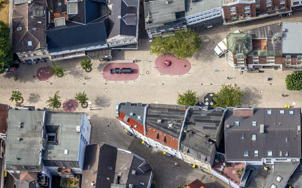 Aerial image Menden (Sauerland) - Ensemble space an place on the cross roads of Hauptstrasse - Hochstrasse - Faerbergasse - Brandstrasse in the inner city center in Menden (Sauerland) in the state North Rhine-Westphalia, Germany