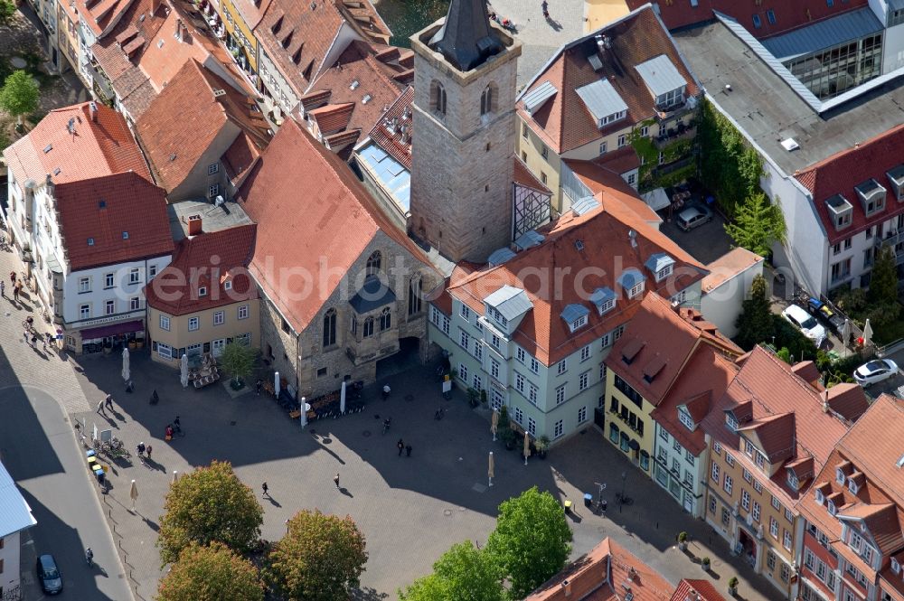 Erfurt from the bird's eye view: Ensemble space an place Wenigemarkt in the inner city center in the district Altstadt in Erfurt in the state Thuringia, Germany