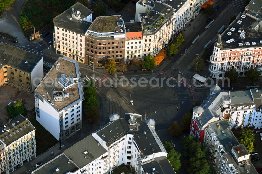 Magdeburg from the bird's eye view: Circular surface - Place Hasselbachplatz in the district Altstadt in Magdeburg in the state Saxony-Anhalt, Germany