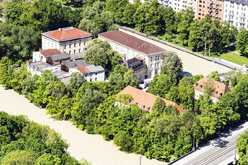München from the bird's eye view: Island on the banks of the river course of the river Isar in Munich in the state Bavaria, Germany