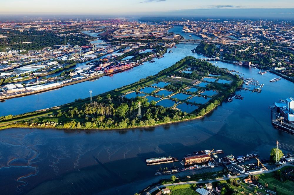 Aerial photograph Hamburg - Shore areas exposed by low-water level riverbed of elbe river Norderelbe in the port area overlooking the industrial monument of the Wasserkunst Elbinsel Kaltehofe in Hamburg, Germany