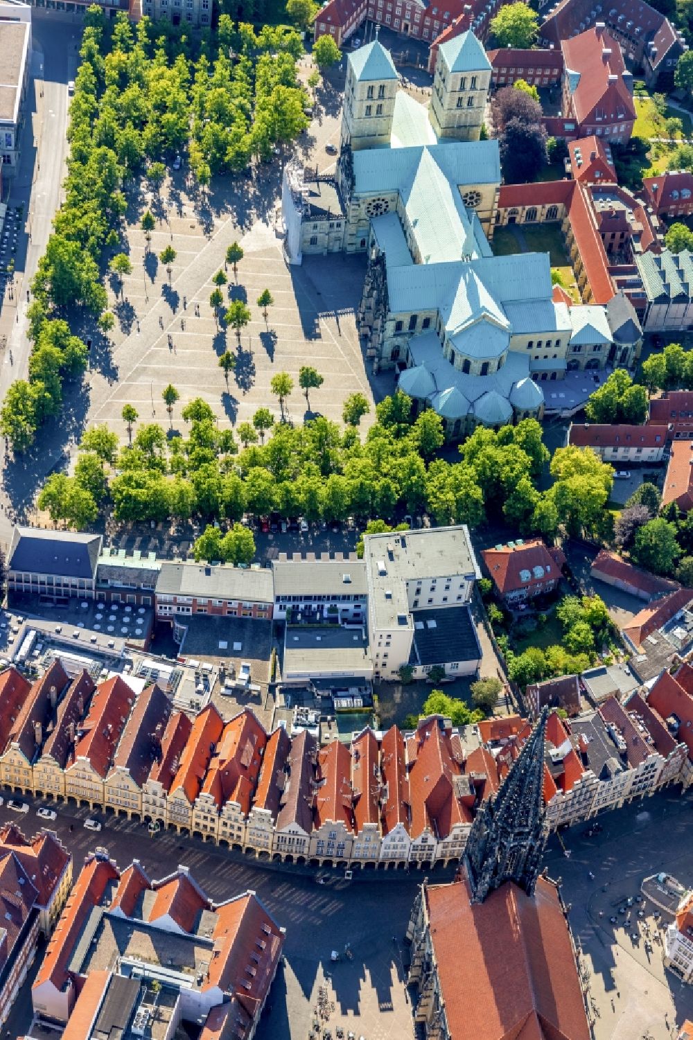 Münster from the bird's eye view: Half-timbered house and multi-family house- residential area in the old town area and inner city center on Prinzipalmarkt in the district Altstadt in Muenster in the state North Rhine-Westphalia, Germany