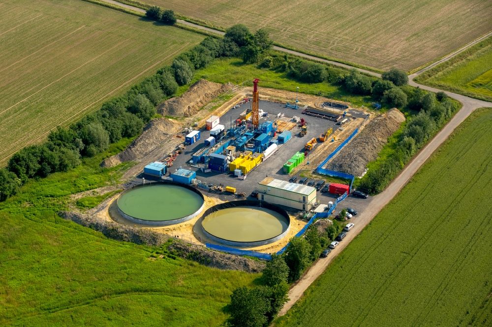 Herbern from the bird's eye view: Test drilling for gas Fracking- hydraulic fracturing station over the old mine Radbod 7 in Herbern in the state North Rhine-Westphalia