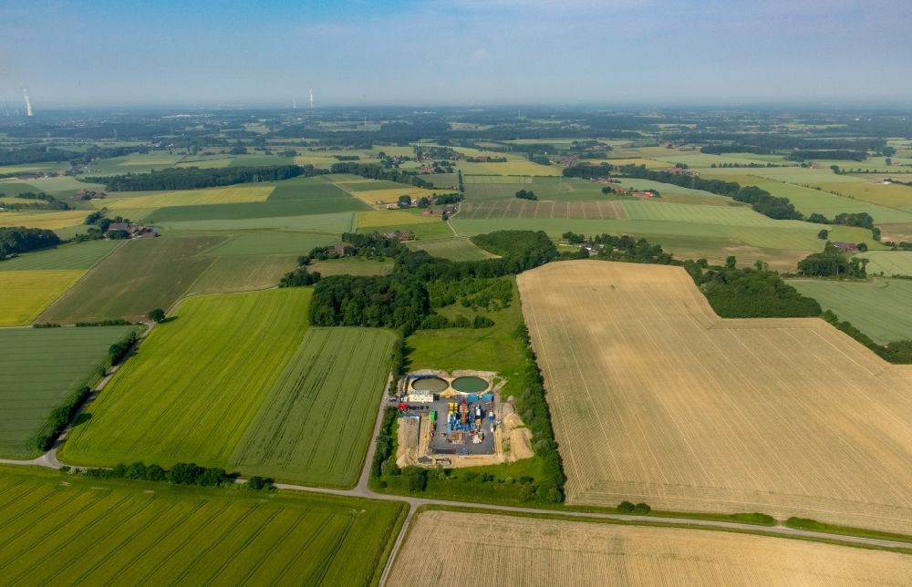 Aerial image Herbern - Test drilling for gas Fracking- hydraulic fracturing station over the old mine Radbod 7 in Herbern in the state North Rhine-Westphalia