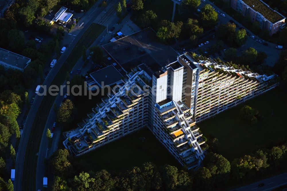 Aerial image München - Residential area of the multi-family house settlement on Fritz-Meyer-Weg in the district Bogenhausen in Munich in the state Bavaria, Germany