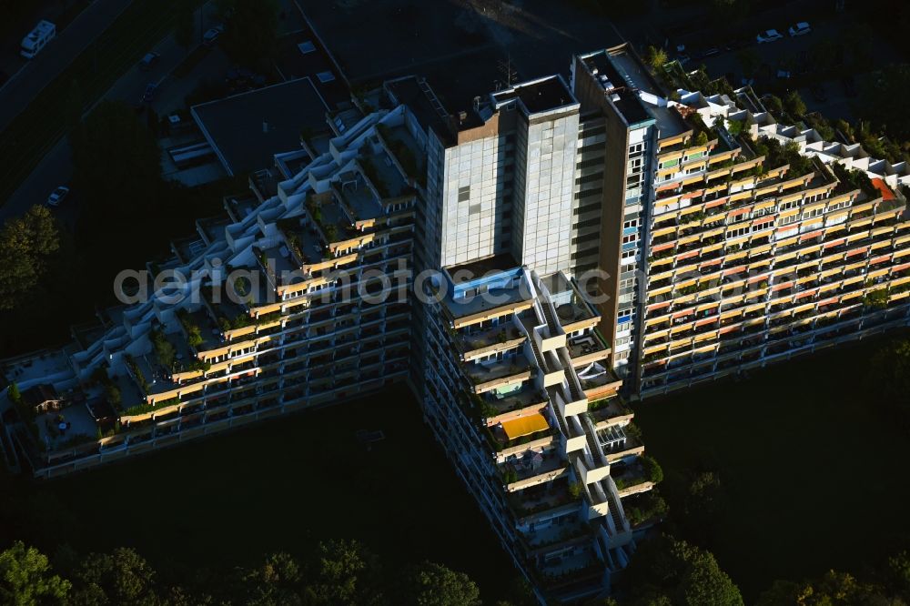 Aerial photograph München - Residential area of the multi-family house settlement on Fritz-Meyer-Weg in the district Bogenhausen in Munich in the state Bavaria, Germany