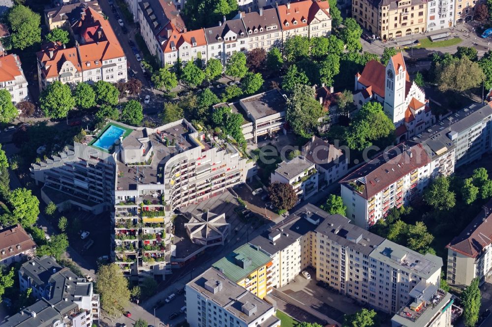Aerial photograph München - High-rise building Fuchsbau in Munich in the state Bavaria. The distinctive pyramid-shaped terraced apartment building resembles the Pharaoh house, but is smaller