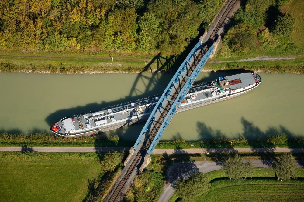 Aerial photograph Hamm - Cross Lying oil tanker ELBTAL inland waterway to the waterways of the Datteln-Hamm canal in Hamm in North Rhine-Westphalia
