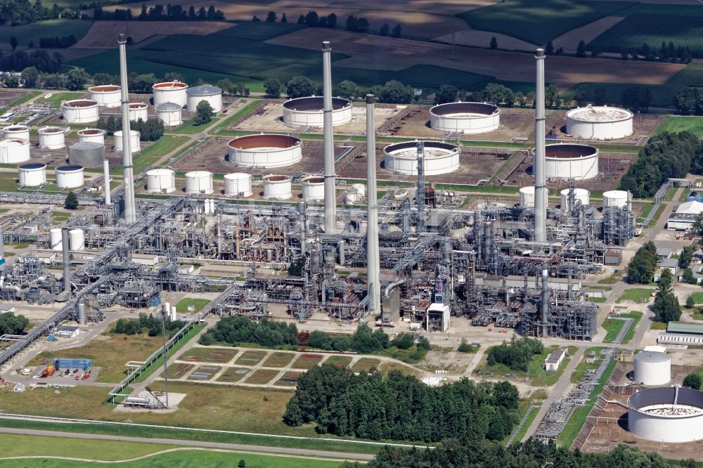 Aerial photograph Neustadt an der Donau - Refinery equipment and management systems on the factory premises of the chemical manufacturer Bayernoil in Neustadt an der Donau in the state Bavaria