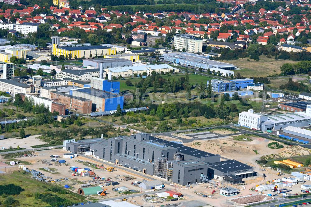 Aerial photograph Wolfen - Refinery systems and pipe systems on the factory premises of the chemical producer AMG Lithium GmbH for the production of lithium hydroxide in battery quality on the Insulation Material Road - Liebigstrasse in Wolfen in the state Saxony-Anhalt, Germany