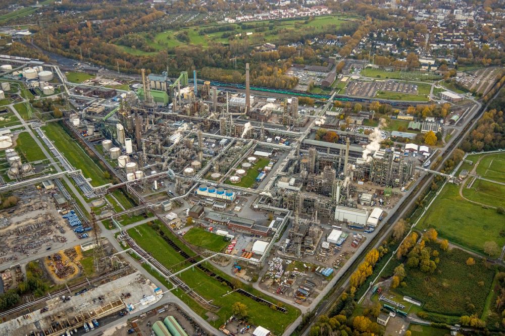 Gelsenkirchen from above - Refinery equipment and management systems on the factory premises of the chemical manufacturers Coker BP Gelsenkirchen Horst in the district Horst in Gelsenkirchen at Ruhrgebiet in the state North Rhine-Westphalia, Germany