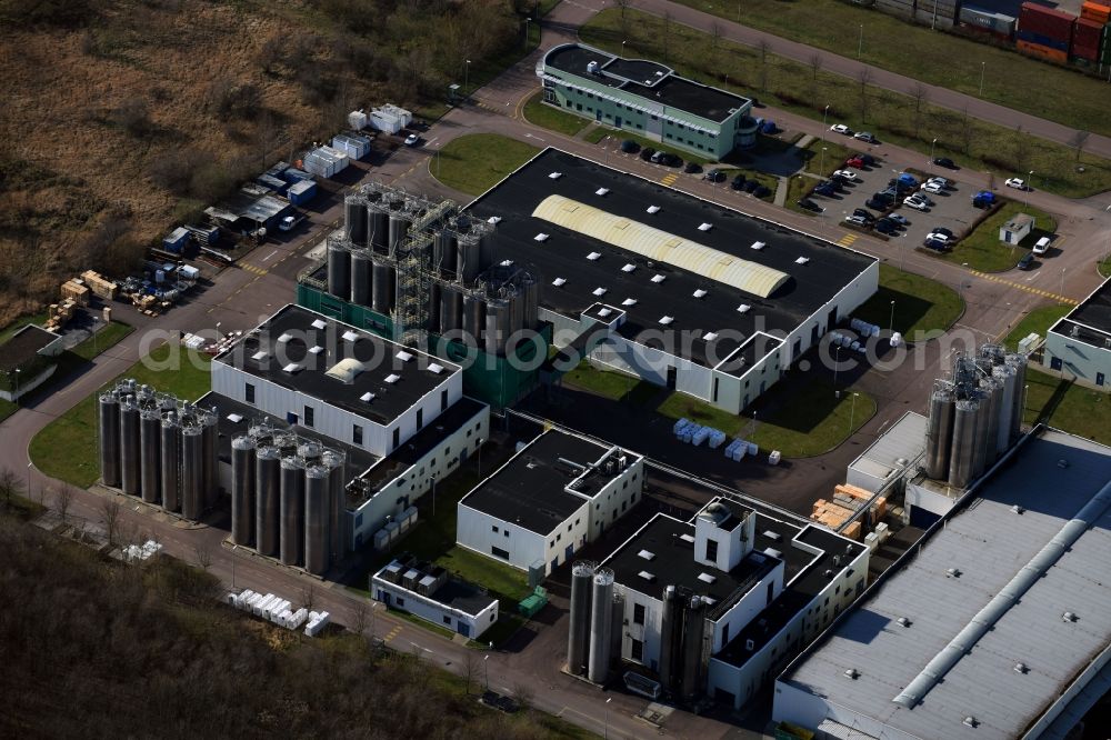 Schkopau from the bird's eye view: Refinery equipment and management systems on the factory premises of the chemical manufacturers of RP Compounds GmbH on Value Park in Schkopau in the state Saxony-Anhalt