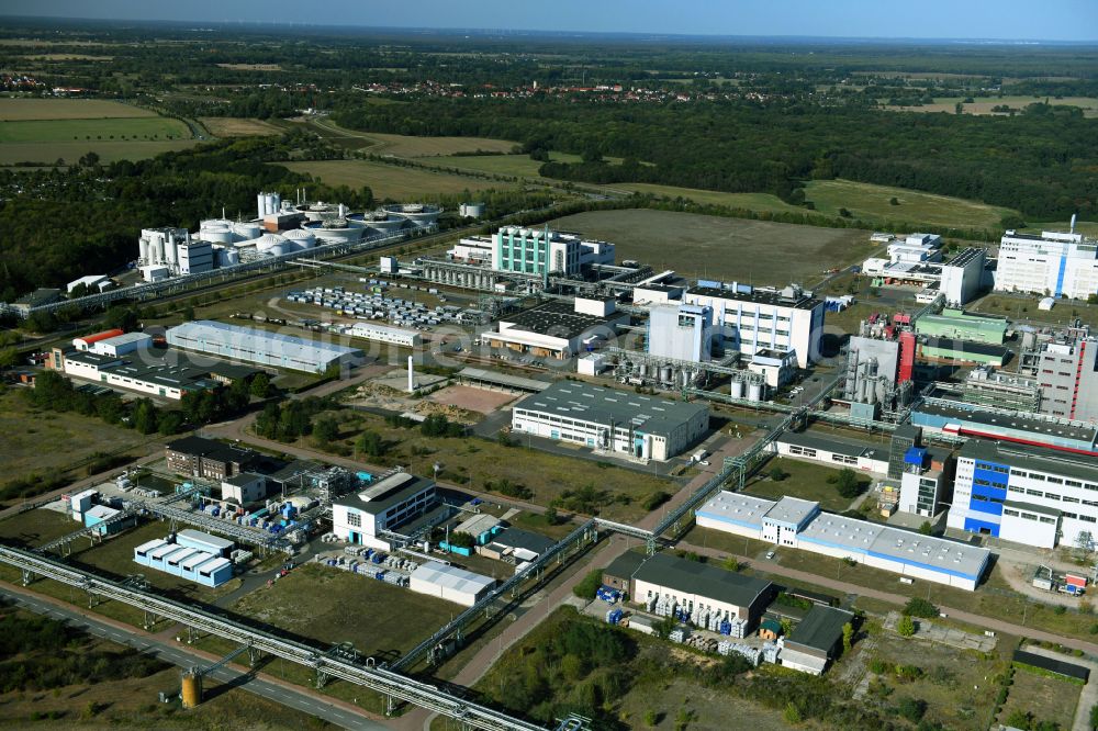 Aerial photograph Bitterfeld-Wolfen - Refinery equipment and management systems on the factory premises of the chemical manufacturers Dow Deutschlond Anlagengesellschaft mbH on street Salegaster Chaussee in the district Greppin in Bitterfeld-Wolfen in the state Saxony-Anhalt