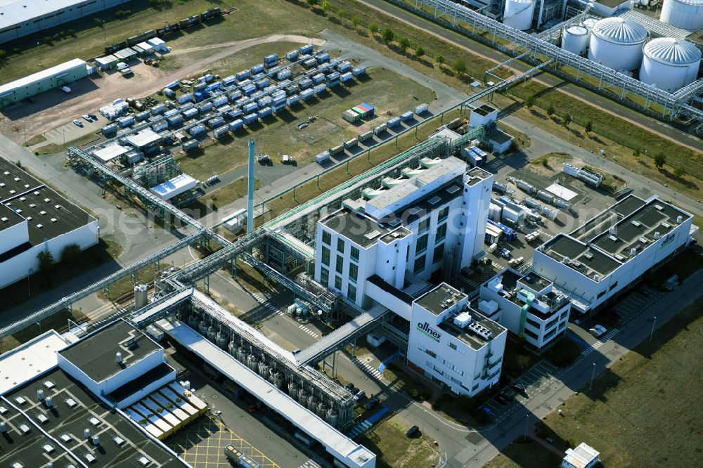 Aerial image Bitterfeld-Wolfen - Refinery equipment and management systems on the factory premises of the chemical manufacturers Dow Deutschlond Anlagengesellschaft mbH on street Salegaster Chaussee in the district Greppin in Bitterfeld-Wolfen in the state Saxony-Anhalt