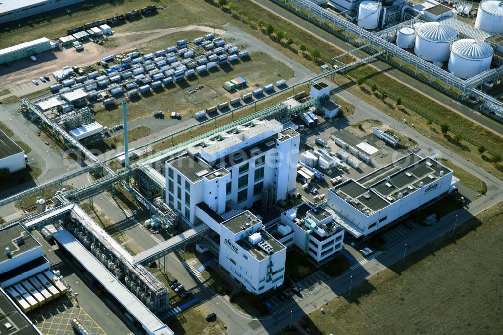 Aerial photograph Bitterfeld-Wolfen - Refinery equipment and management systems on the factory premises of the chemical manufacturers Dow Deutschlond Anlagengesellschaft mbH on street Salegaster Chaussee in the district Greppin in Bitterfeld-Wolfen in the state Saxony-Anhalt