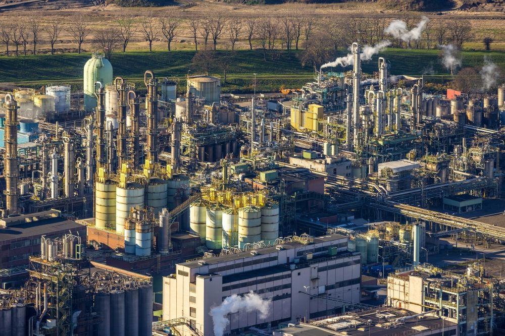 Aerial photograph Oberhausen - Refinery equipment and management systems on the factory premises of the chemical manufacturers OXEA factory Ruhrchemie along the Weissensteinstrasse in Oberhausen in the state North Rhine-Westphalia, Germany