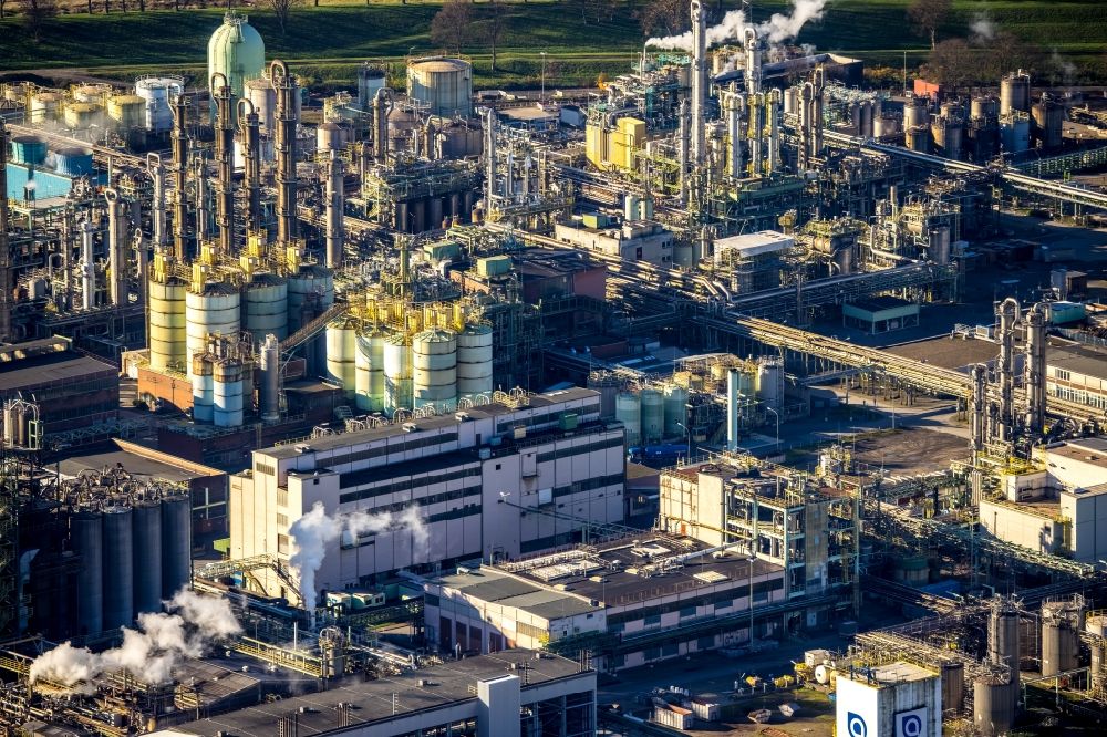 Oberhausen from above - Refinery equipment and management systems on the factory premises of the chemical manufacturers OXEA factory Ruhrchemie along the Weissensteinstrasse in Oberhausen in the state North Rhine-Westphalia, Germany