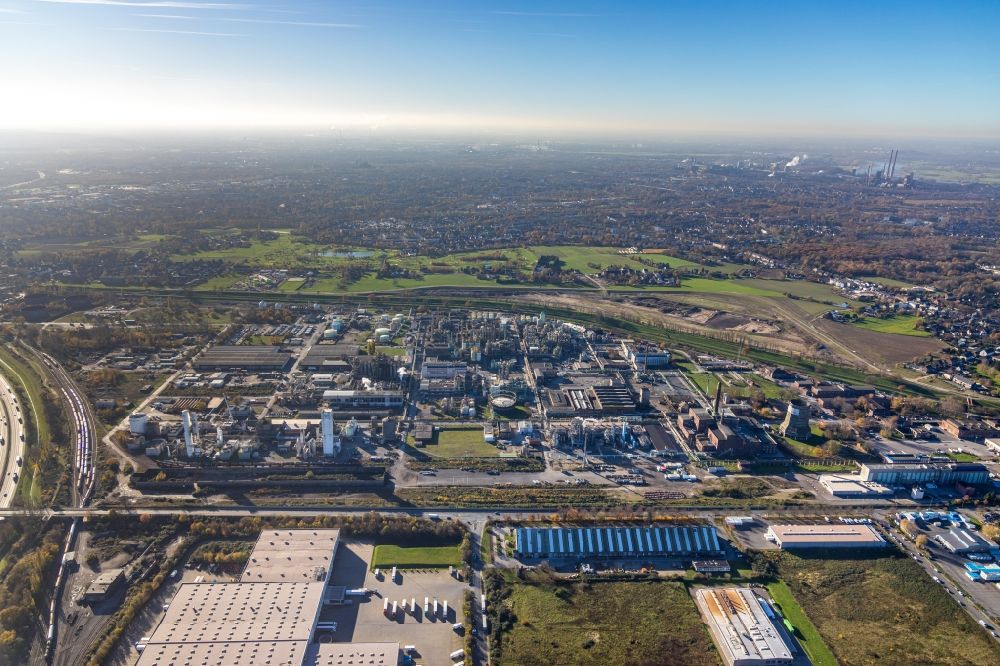 Oberhausen from the bird's eye view: Refinery equipment and management systems on the factory premises of the chemical manufacturers OXEA factory Ruhrchemie along the Weissensteinstrasse in Oberhausen in the state North Rhine-Westphalia, Germany