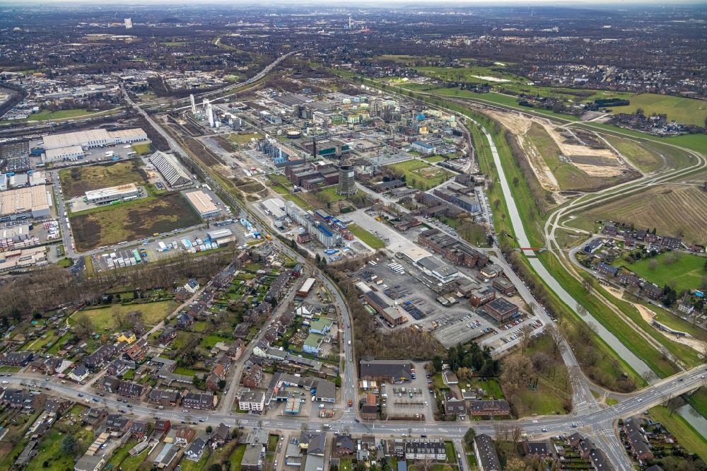 Aerial photograph Oberhausen - Refinery equipment and management systems on the factory premises of the chemical manufacturers OXEA factory Ruhrchemie along the Weissensteinstrasse in Oberhausen in the state North Rhine-Westphalia, Germany