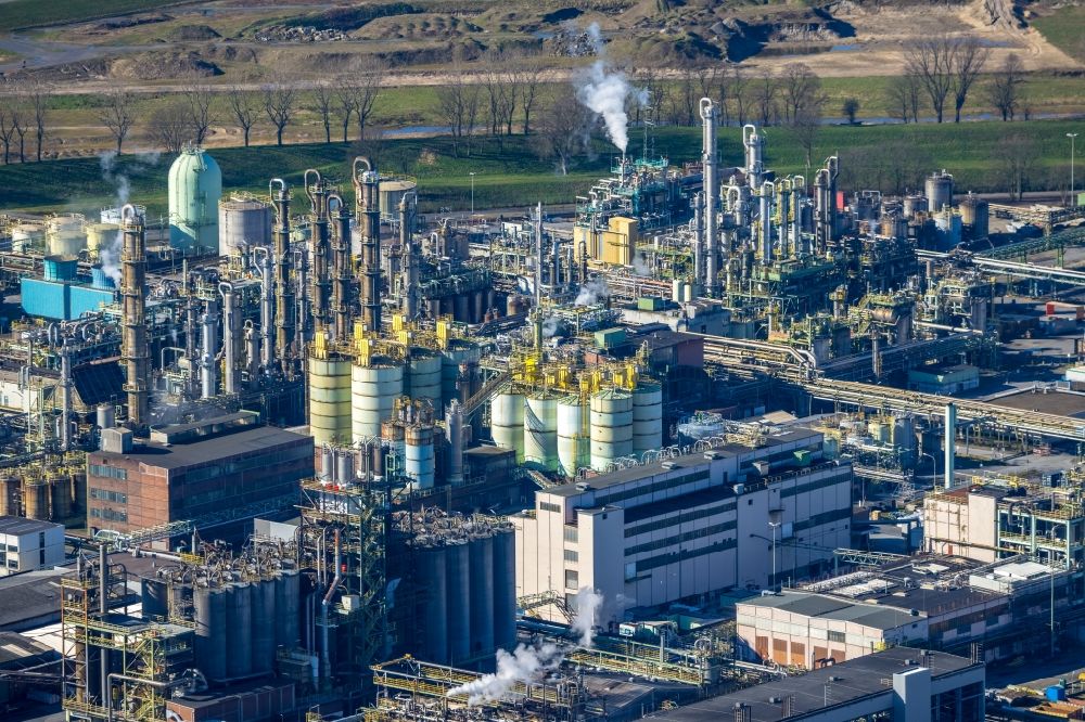Oberhausen from the bird's eye view: Refinery equipment and management systems on the factory premises of the chemical manufacturers OXEA factory Ruhrchemie along the Weissensteinstrasse in Oberhausen in the state North Rhine-Westphalia, Germany