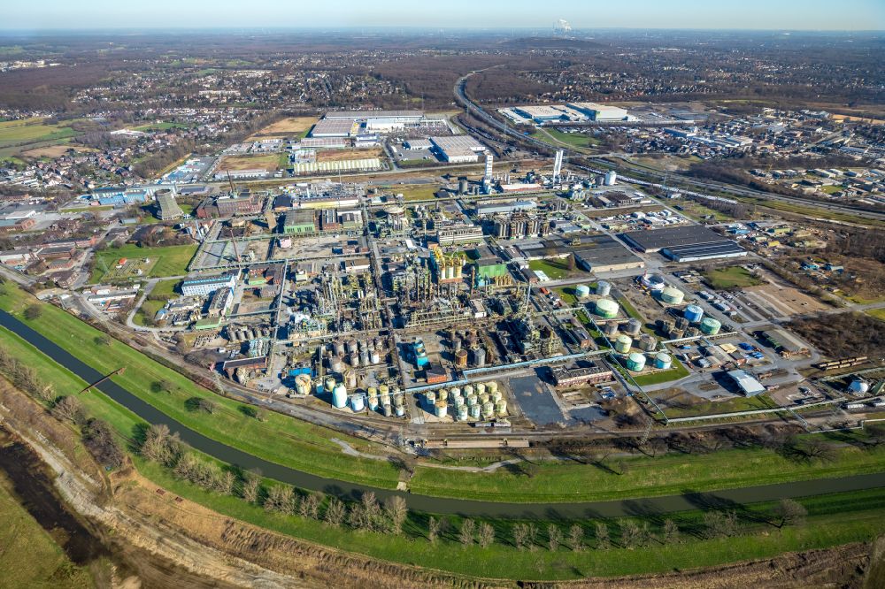 Aerial image Oberhausen - Refinery equipment and management systems on the factory premises of the chemical manufacturers OXEA factory Ruhrchemie along the Weissensteinstrasse in Oberhausen in the state North Rhine-Westphalia, Germany