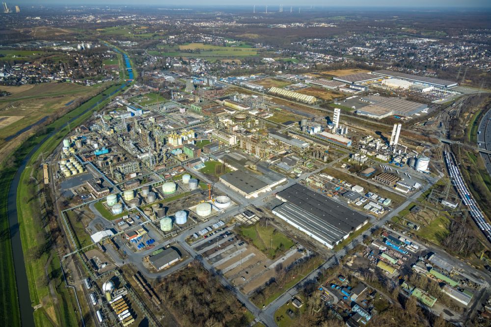 Oberhausen from above - Refinery equipment and management systems on the factory premises of the chemical manufacturers OXEA factory Ruhrchemie along the Weissensteinstrasse in Oberhausen in the state North Rhine-Westphalia, Germany