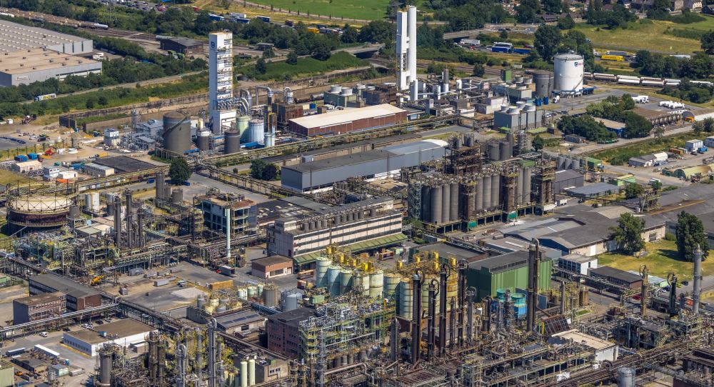 Aerial image Oberhausen - Refinery equipment and management systems on the factory premises of the chemical manufacturers OXEA factory Ruhrchemie on the Weissensteinstrasse in Oberhausen in the state North Rhine-Westphalia, Germany