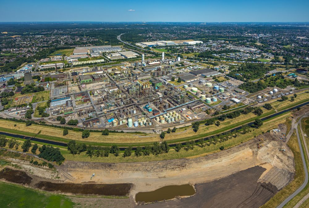 Aerial photograph Oberhausen - Refinery equipment and management systems on the factory premises of the chemical manufacturers OXEA factory Ruhrchemie on the Weissensteinstrasse in Oberhausen in the state North Rhine-Westphalia, Germany