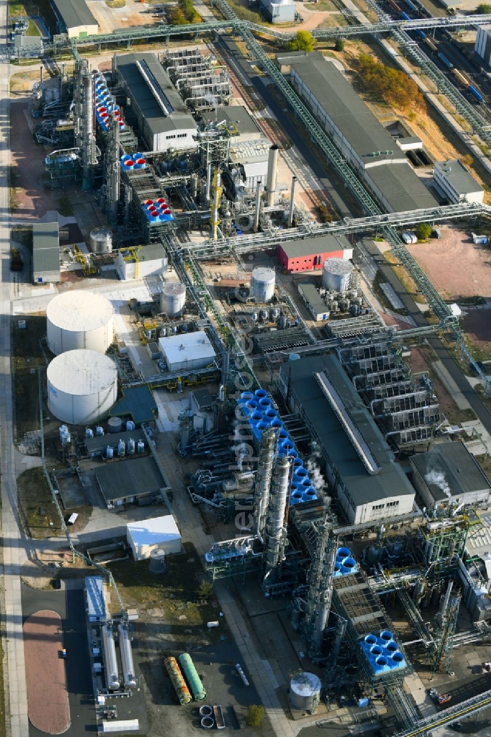 Piesteritz from the bird's eye view: Refinery equipment and management systems on the factory premises of the chemical manufacturers SKW Stickstoffwerke Piesteritz GmbH on Moellensdorfer Strasse in Piesteritz in the state Saxony-Anhalt, Germany