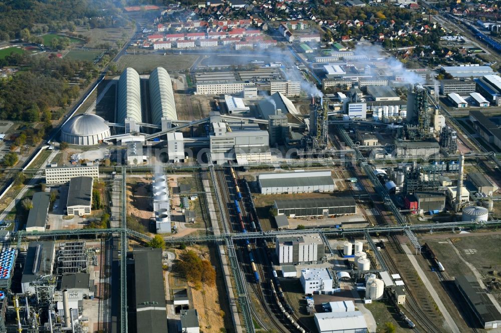 Aerial photograph Piesteritz - Refinery equipment and management systems on the factory premises of the chemical manufacturers SKW Stickstoffwerke Piesteritz GmbH on Moellensdorfer Strasse in Piesteritz in the state Saxony-Anhalt, Germany