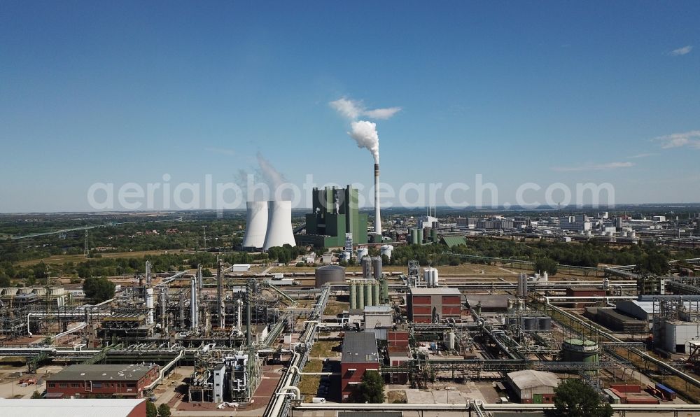 Aerial photograph Schkopau - Refinery equipment and management systems on the factory premises of the chemical manufacturers Vinnolit GmbH & Co. KG in Schkopau in the state Saxony-Anhalt, Germany