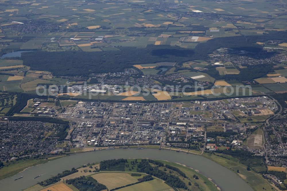 Aerial photograph Köln - Refinery equipment and management systems on the factory premises of the mineral oil manufacturers CHEMPARK Dormagen Tor entlang of Parallelweg in the district Chorweiler in Cologne in the state North Rhine-Westphalia, Germany