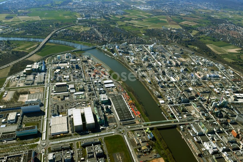 Aerial image Frankfurt am Main - Refinery equipment and management systems on the factory premises of the chemical manufacturers Industriepark Hoechst on Brueningstrasse in the district Hoechst in Frankfurt in the state Hesse, Germany