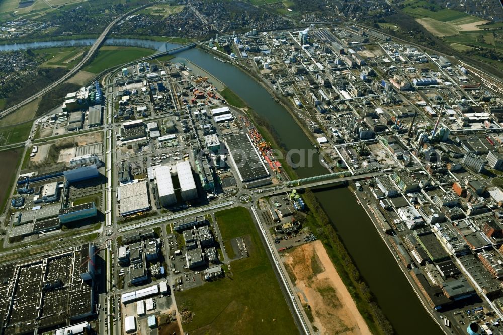 Aerial photograph Frankfurt am Main - Refinery equipment and management systems on the factory premises of the chemical manufacturers Industriepark Hoechst on Brueningstrasse in the district Hoechst in Frankfurt in the state Hesse, Germany